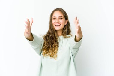 Genç beyaz kadın zaferi ya da başarıyı kutluyor, şaşırıyor ve şok oluyor..