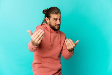 Uzun saçlı genç adam parmağıyla seni işaret ediyor. Sanki davet ediliyormuş gibi..