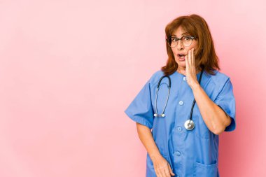 Kafkasyalı orta yaşlı, izole bir kadın hemşire gizli bir sıcak fren haberinin olduğunu söylüyor.