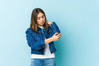 Genç beyaz kadın dirsek masajı yapıyor, kötü bir hareketin ardından acı çekiyor..