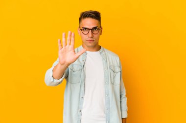 Yakışıklı, beyaz bir adam elini uzatıp 