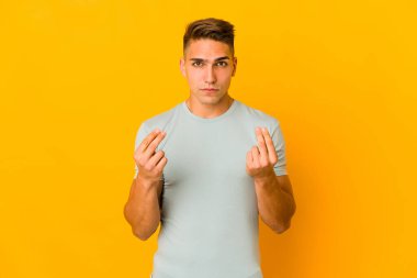 Genç, yakışıklı, beyaz adam izole edilmiş. Parası olmadığını gösteriyor..