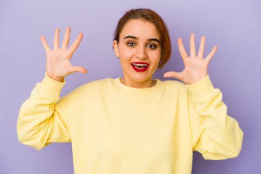 Genç Arap melez kadın hoş bir sürpriz yapıyor. Heyecanlı ve el kaldırıyor..