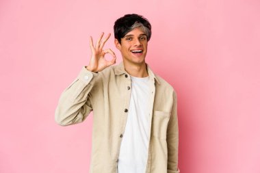 Genç, sıska İspanyol, neşeli ve kendinden emin adam iyi bir jest yapıyor..