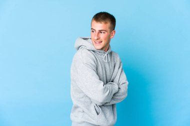 Genç beyaz yakışıklı adam gülüyor ve eğleniyor..