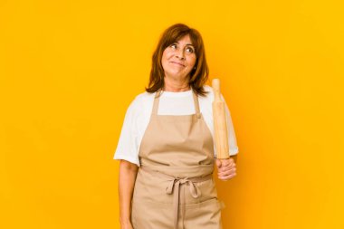 Orta yaşlı Kafkasyalı aşçı kadın, hedeflerine ve amaçlarına ulaşma hayalleri kuran, izole edilmiş bir tekerlekli sandalyeyle geziyor.