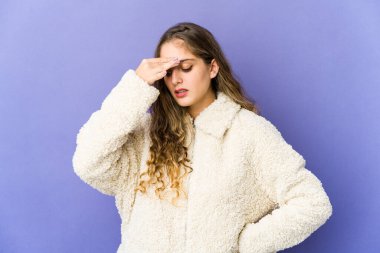 Beyaz tenli, tatlı bir kadın. Başı ağrıyor, yüzüne dokunuyor..