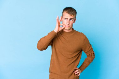 Dudakları dudaklarında beyaz tenli yakışıklı bir adam sır saklıyor..