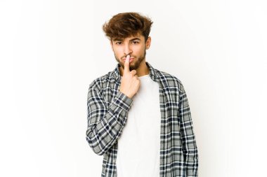 Beyaz arka plandaki genç Arap adam düşünüyor, bakıyor, yansıtıyor, düşünüyor, hayal kuruyor..