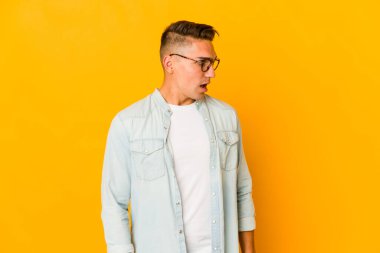 Genç, yakışıklı, beyaz bir adam gördüğü bir şey yüzünden şokta..