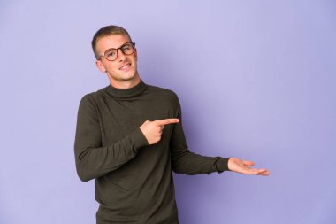 Beyaz tenli yakışıklı adam, elinde bir fotokopi odası tutarken heyecanlanıyor..