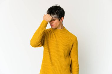 Genç, sıska İspanyol adamın başı ağrıyor, yüzüne dokunuyor..