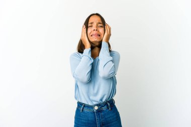 Genç melez kadın ağlıyor, bir şeyden mutsuz, acı ve kafa karışıklığı konsepti..