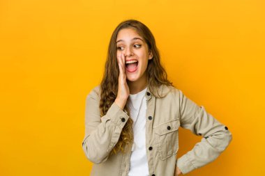 Genç beyaz kadın heyecanla bağırıyor..