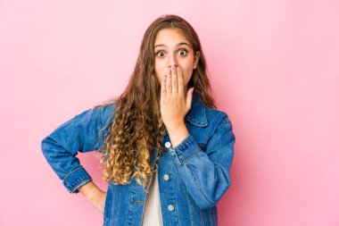 Kafkasyalı genç bir kadın şok oldu. Ağzını ellerle kapattı. Yeni bir şey keşfetmek için sabırsızlanıyordu..