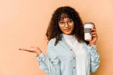 Afro-Amerikan Afro kadın elinde hazır kahveyle avucunun içinde fotokopi odası ve belinde bir el daha gösteriyor..
