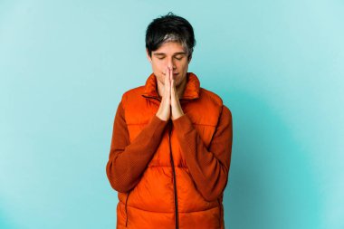 Genç, sıska, esmer, esmer bir adam.