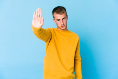 Genç, beyaz, yakışıklı bir adam elini uzatmış, dur işareti gösteriyor ve seni engelliyor..