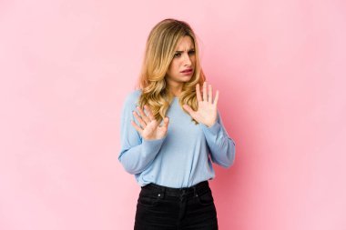 Genç, beyaz, sarışın kadın dans ediyor ve eğleniyor..