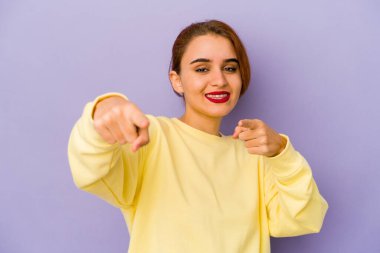 Genç Arap melez kadın parmakla işaret ediyor..