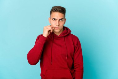 Genç, beyaz, yakışıklı, izole bir adam. Parmakları dudaklarında, sır saklıyor..