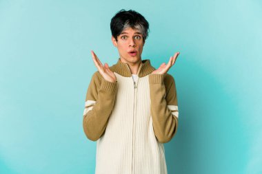 Genç, sıska, esmer, esmer bir adam.