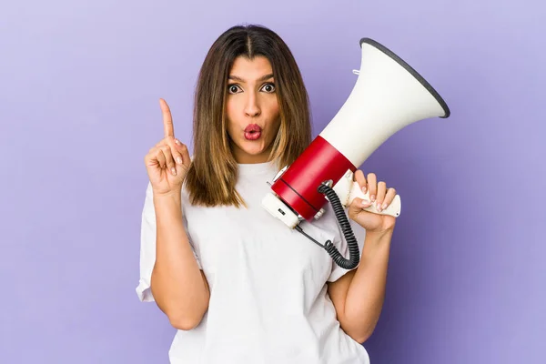 Jovem Indiana Segurando Megafone Isolado Tendo Alguma Grande Ideia Conceito — Fotografia de Stock