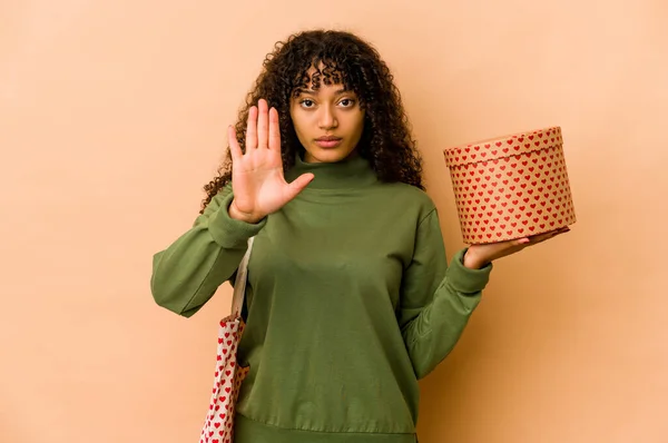 Ung Afrikansk Amerikansk Afro Kvinna Håller Alla Hjärtans Dag Gåva — Stockfoto