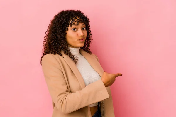 Jovem Afro Americana Africana Isolada Sorrindo Apontando Para Lado Mostrando — Fotografia de Stock