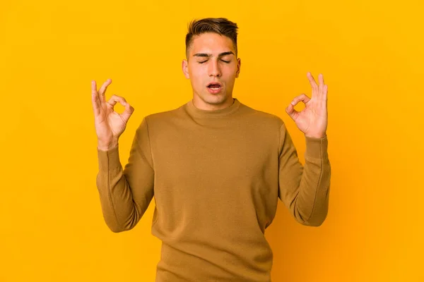 Jonge Knappe Blanke Man Geïsoleerde Ontspant Harde Werkdag Voert Yoga — Stockfoto