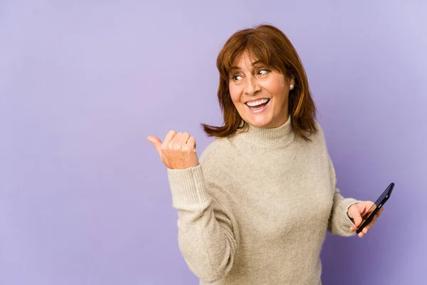 Middle Age Caucasian Woman Holding Phone Points Thumb Finger Away — ストック写真