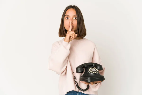 Молодая Латиноамериканка Держащая Винтажный Телефон Изолированно Хранящая Секрет Просящая Тишины — стоковое фото