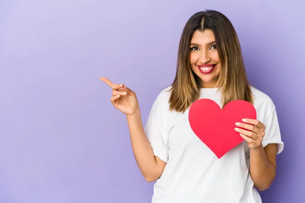 Jovem Indiana Segurando Dia Dos Namorados Coração Isolado Sorrindo Apontando — Fotografia de Stock