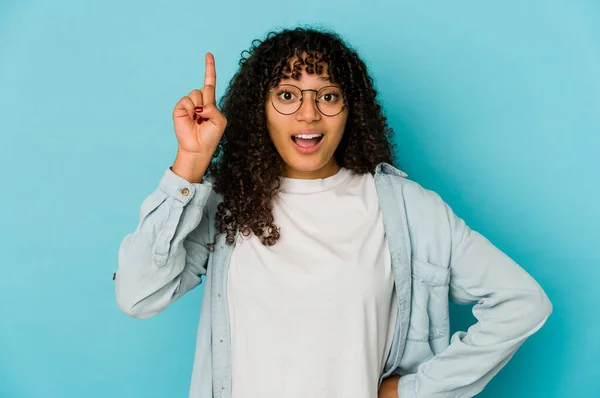 Joven Afroamericana Afro Mujer Aislada Teniendo Una Idea Concepto Inspiración — Foto de Stock