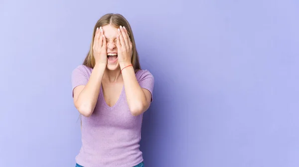 Joven Rubia Aislada Sobre Fondo Morado Divirtiéndose Cubriendo Mitad Cara —  Fotos de Stock