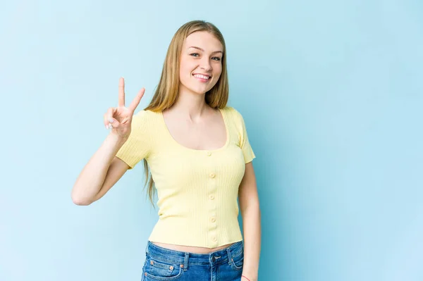 Mladá Blondýna Žena Izolované Modrém Pozadí Radostné Bezstarostné Ukazující Symbol — Stock fotografie