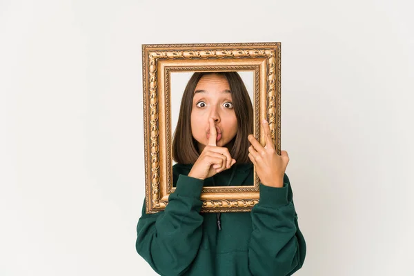 Mujer Hispana Joven Sosteniendo Viejo Marco Guardando Secreto Pidiendo Silencio — Foto de Stock