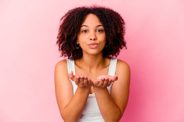 Genç Afro-Amerikan melez kadın katlanan dudakları izole etti ve hava öpücüğü göndermek için avuç içlerini tuttu..