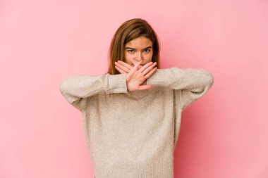 Genç, sıska, beyaz bir kız inkar hareketi yapıyor.