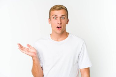 Kafkasyalı yakışıklı adam, avuç içinde fotokopi yeri tutmaktan çok etkilendi..