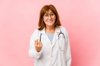 Orta yaşlı, beyaz, izole bir kadın. Seni parmağıyla işaret ediyor. Sanki davet ediliyormuş gibi..