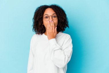 Genç Afro-Amerikan melez kadın kendini soyutlamış bağırıyor, çok heyecanlı, tutkulu, bir şeyden memnun..