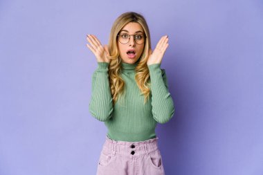 Genç, beyaz, sarışın kadın şaşırdı ve şok oldu..