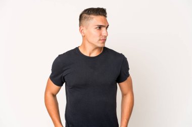 Kafkasyalı yakışıklı bir adamın kafası karışmış, kendinden emin değil..