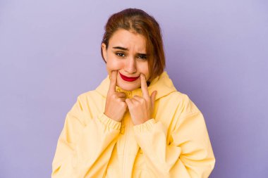 Genç Arap melez kadın iki seçenek arasında şüpheye düşüyor.