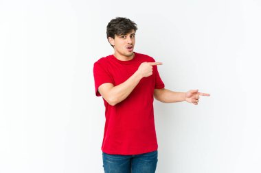 Havalı genç adam işaret parmaklarıyla fotokopi alanını işaret ederek heyecan ve arzusunu ifade ediyor..