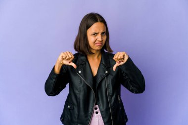 Genç melez kadın baş parmağını aşağı gösteriyor, hayal kırıklığı konsepti..