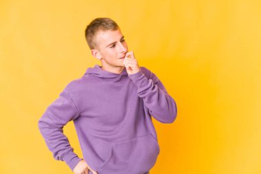 Beyaz tenli yakışıklı adam rahatlamış fotokopi odasına bakan bir şey düşünüyor..