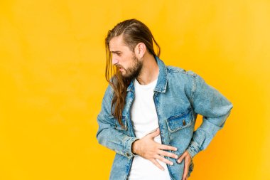 Uzun saçlı genç adamın karaciğeri ağrıyor, karnı ağrıyor..