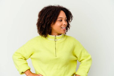 Genç Afro-Amerikan melez kadın mutlu mesut gülüyor ve ellerini karnına koymaktan zevk alıyor..